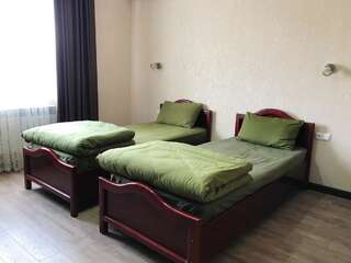 Хостелы Apple Hostel Bishkek Бишкек Четырехместный номер с общей ванной комнатой-5