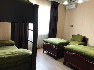 Хостелы Apple Hostel Bishkek Бишкек Четырехместный номер с общей ванной комнатой-6