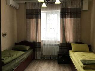 Хостелы Apple Hostel Bishkek Бишкек Двухместный номер с 2 отдельными кроватями и общей ванной комнатой-2